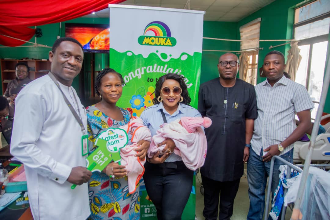 PIC-4-PRESENTATION-TO-THE-MOTHER-OF-THE-FIRST-BABY-AT-THE-UNIVERSITY-COLLEGE-HOSPITAL-UCH-IBADAN